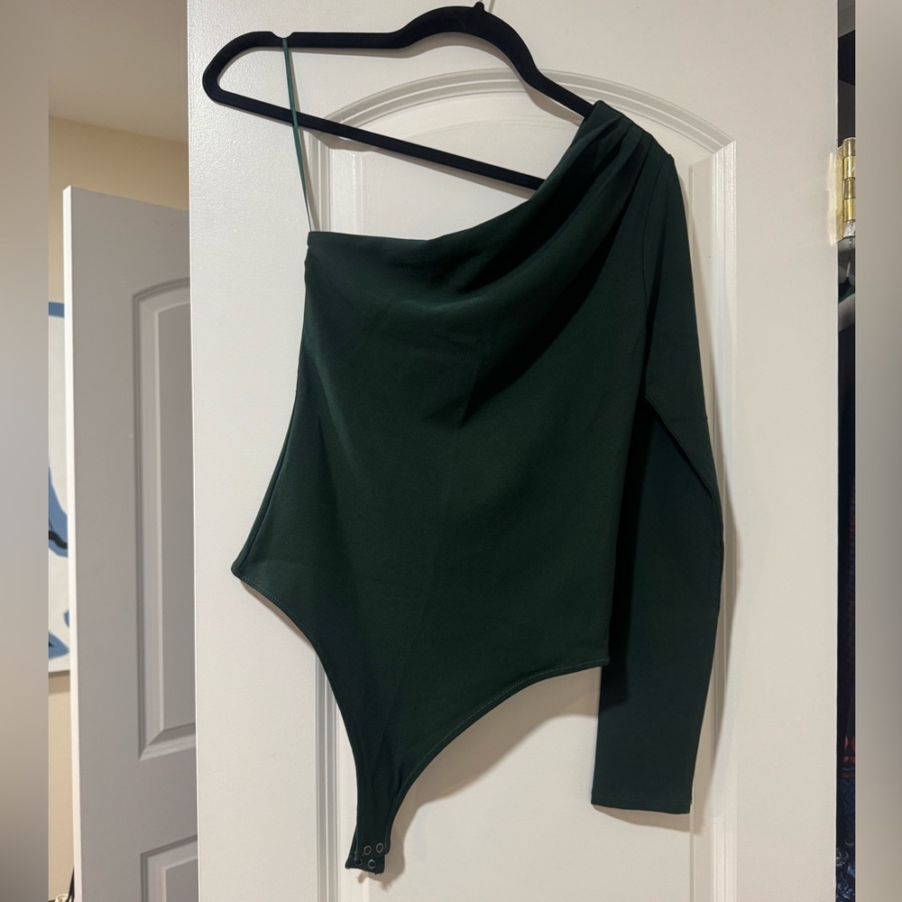 Abercrombie & Fitch Long-Sleeve Crepe One-Shoulder Bodysuit - Picture 4 of 6
